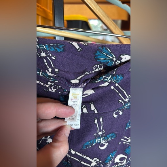 NWOT LuLaRoe Halloween Angel Skeletons Goth Leggings Purple Blue Size OS (2-10) - Picture 3 of 5